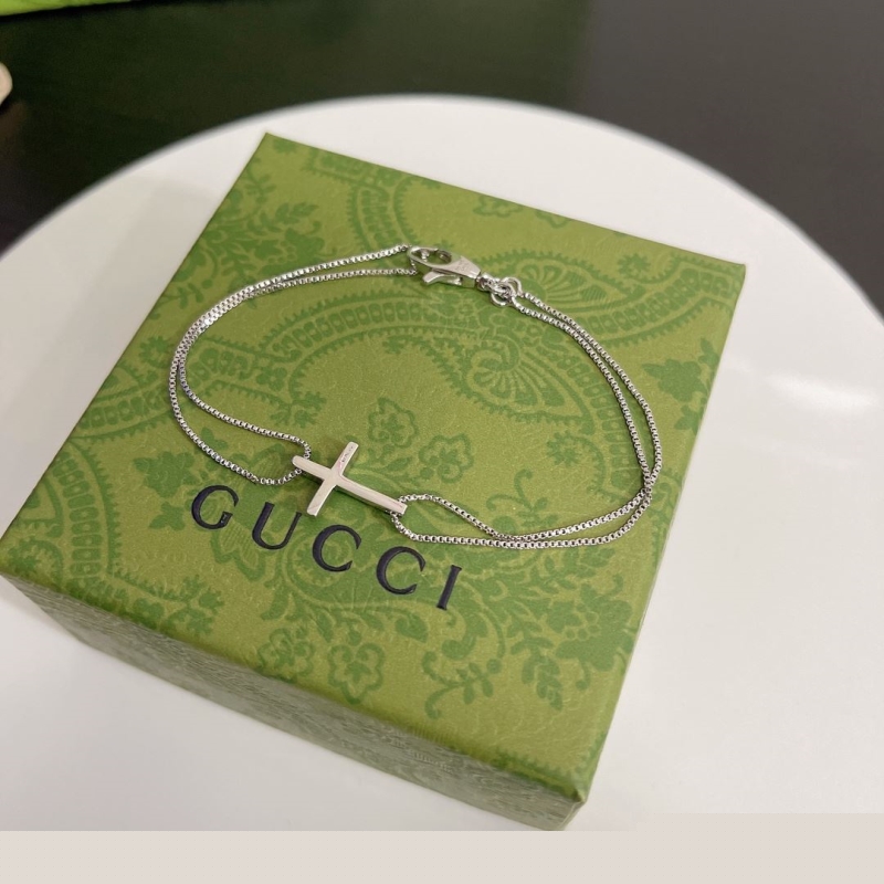G*u*i bracelets